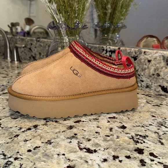 UGG TAZZ Suede Slip-On Shoes with Red Trim SIZE 6❤️🤎❤️ - Picture 3 of 9